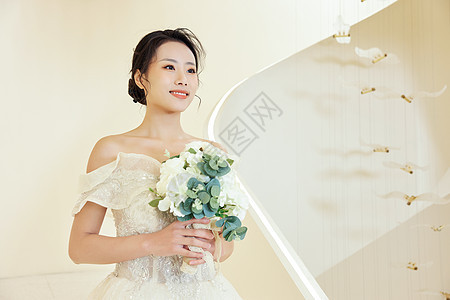 婚礼上手拿捧花的新娘背景图片