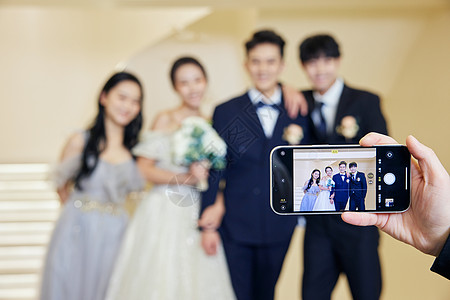 使用手机记录新婚夫妻图片
