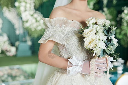 手拿捧花的新娘特写背景图片