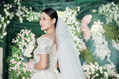 穿婚纱的美丽新娘步入婚姻殿堂图片