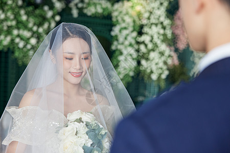 新婚夫妻举行婚礼背景图片