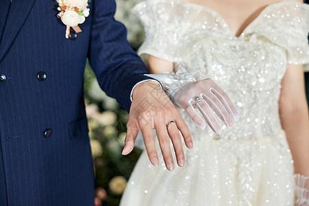 衣服上的暗扣婚礼上的新郎新娘戴戒指背景