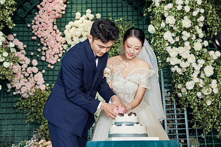 婚礼上的新郎新娘切蛋糕图片