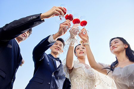 户外举行婚礼的新人喝红酒庆祝新婚高清图片