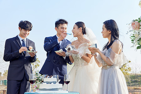 举行户外婚礼的新郎喂新娘吃蛋糕图片