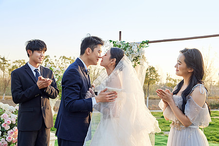 户外举办婚礼的新婚夫妇图片素材