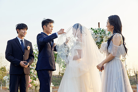举办户外婚礼的新郎新娘图片