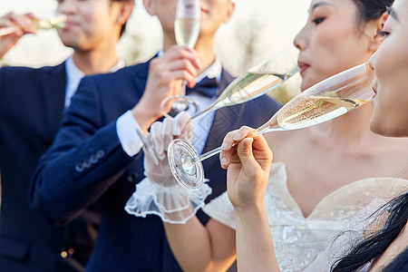 举行户外婚礼的新人喝酒庆祝图片