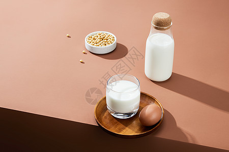 餐桌上的健康营养早餐图片