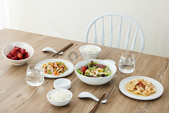 北欧风格餐桌上的美食图片