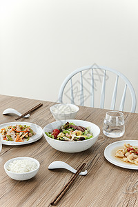 北欧风餐桌上的健康美食图片