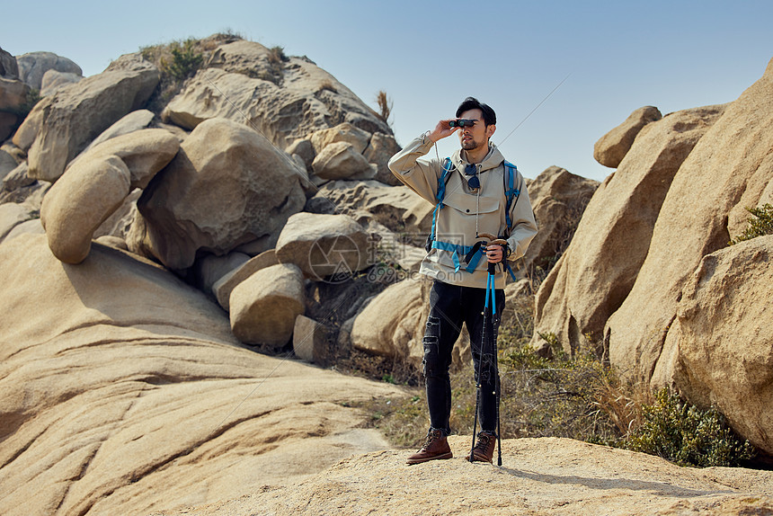 摄影师户外登山堪景图片