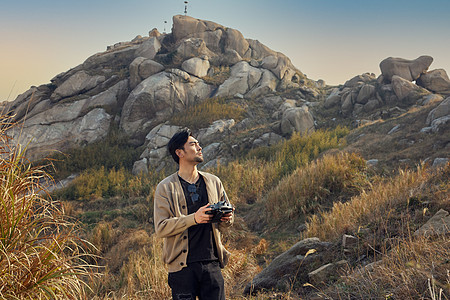 户外摄影师登山拍摄风光图片