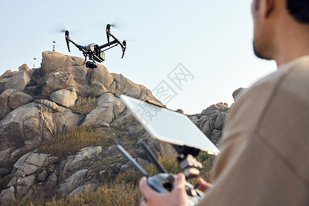 航拍摄影师操控无人机遥控器特写图片