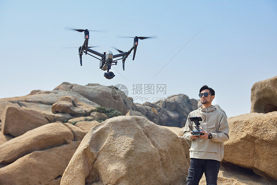 摄影师户外登山航拍摄影图片