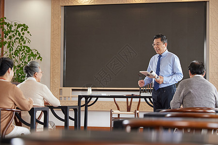 老人参加老年大学课堂图片