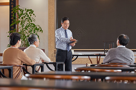 参加老年大学课堂的老人图片