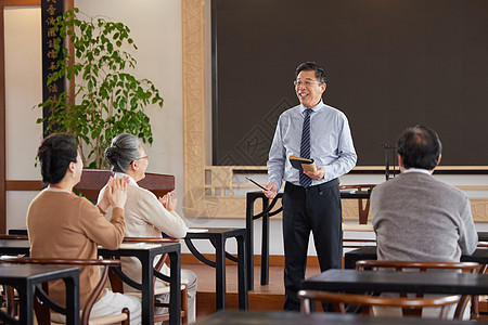 听老年大学课堂的老人高清图片