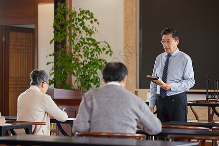 参加老年大学学习的老人图片