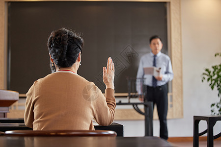 参加老年大学课堂的老人举手提问图片素材
