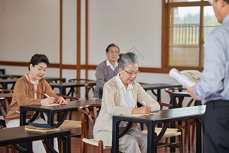 参加老年大学课堂的老人学习听讲图片