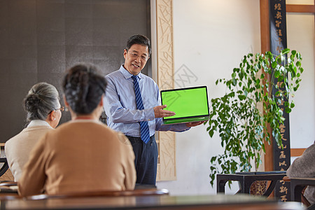 老年人参加老店大学电脑课图片