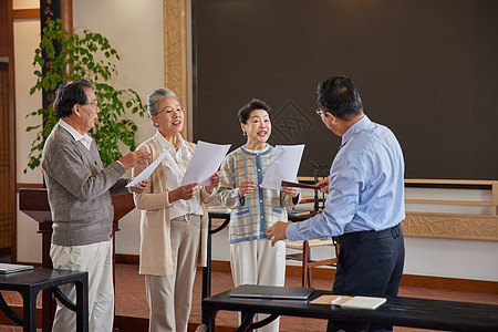 老师与学生老年大学声乐课教学背景