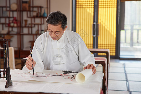 送朋友身穿传统服饰画国画的老年人背景