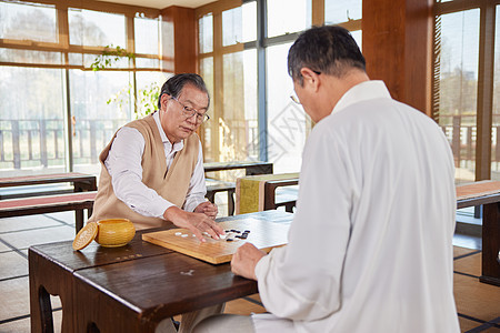 老人聚会时一起下棋背景图片