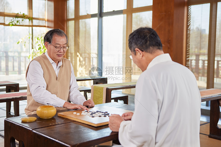 一起下棋的老年人图片