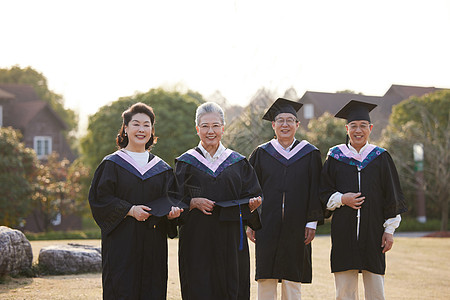 穿着学士服的老年人图片