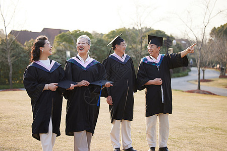 老年人学习穿着学士服毕业的老年人背景