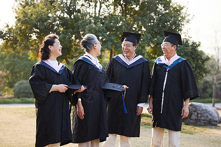 穿着学士服高兴的老年人图片