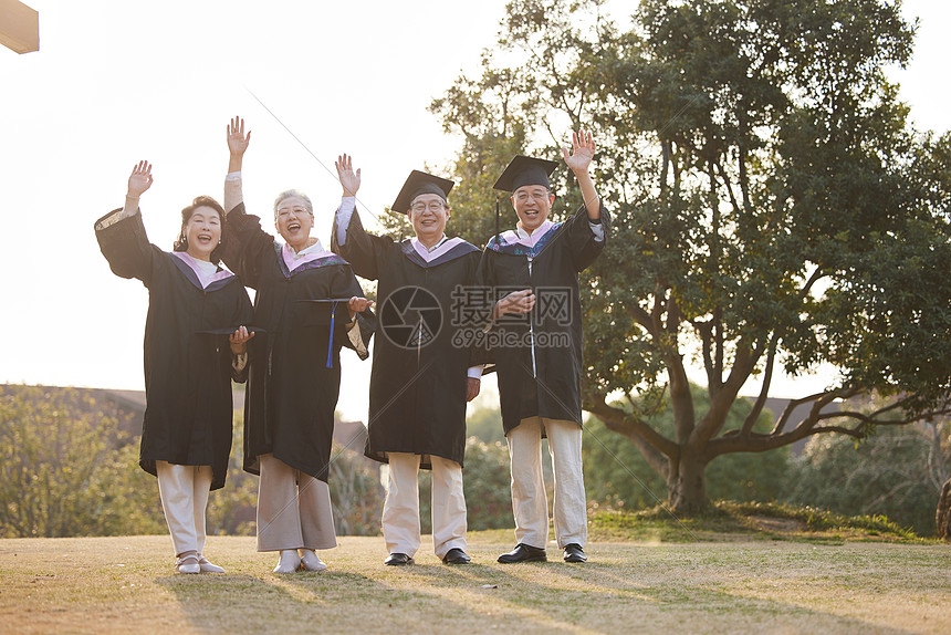 穿着学士服的老年人形象图片