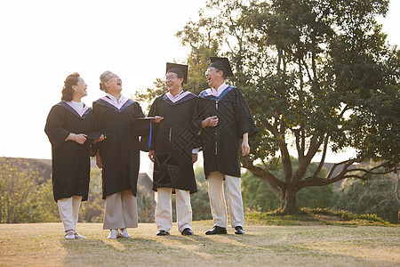 穿着学士服喜悦的老年人图片