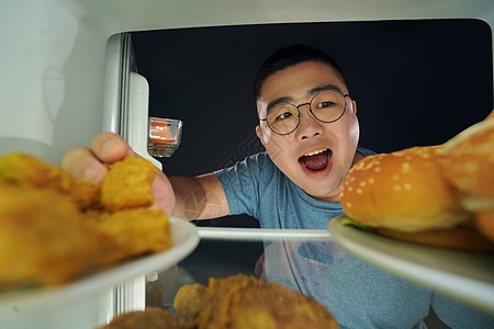 半夜肥胖男青年冰箱挑选美食图片