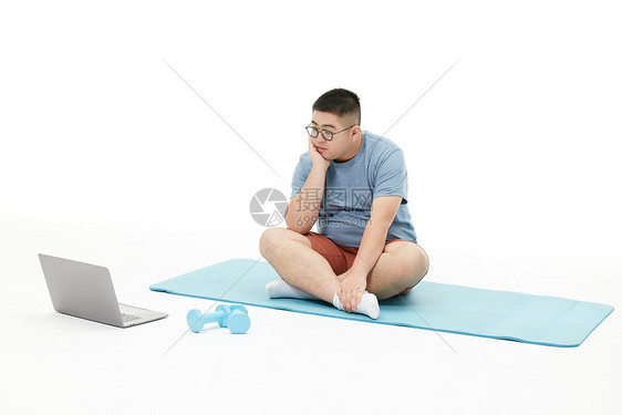 胖子男生运动休息时看电脑图片