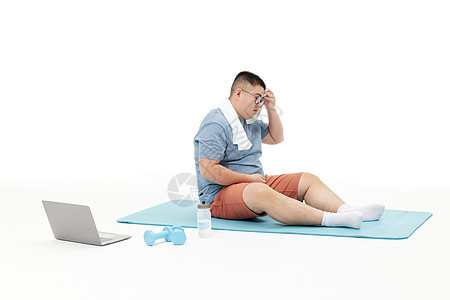 胖子男生运动锻炼休息图片