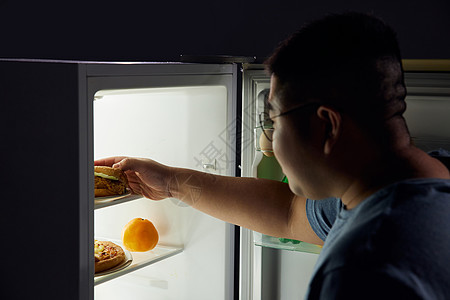 半夜肥胖男青年冰箱寻找美食图片