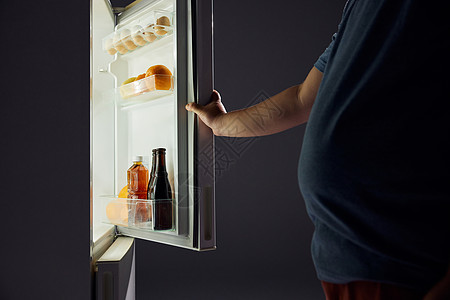 高碳水化合物肥胖男士半夜开冰箱觅食特写背景