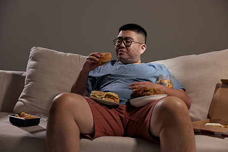 肥胖居家男士吃夜宵图片