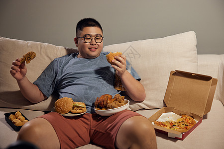 肥胖居家男士吃夜宵图片