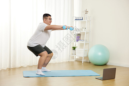 胖子男生居家锻炼健身图片