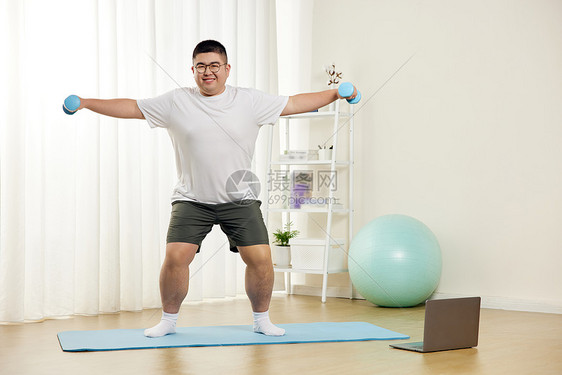 胖子男生瑜伽垫上锻炼图片