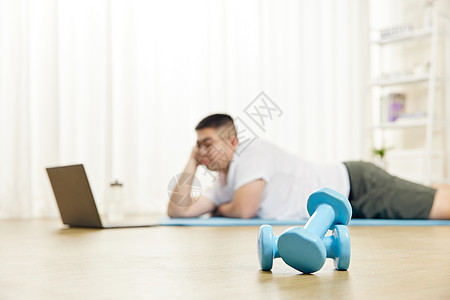 胖子男生瑜伽垫上看电脑高清图片