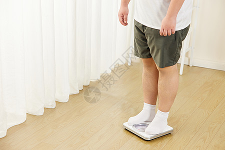 居家锻炼胖男生称体重特写背景