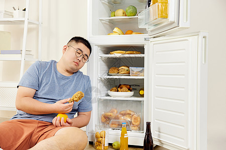 肥胖男生冰箱前犹豫吃不吃图片