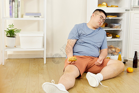 肥胖男士冰箱旁吃撑形象高清图片