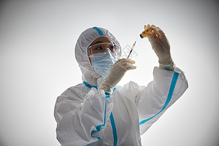 穿防护服的医护人员注射疫苗高清图片