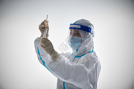 戴口罩标识穿防护服的医护人员手拿核酸检测试管背景
